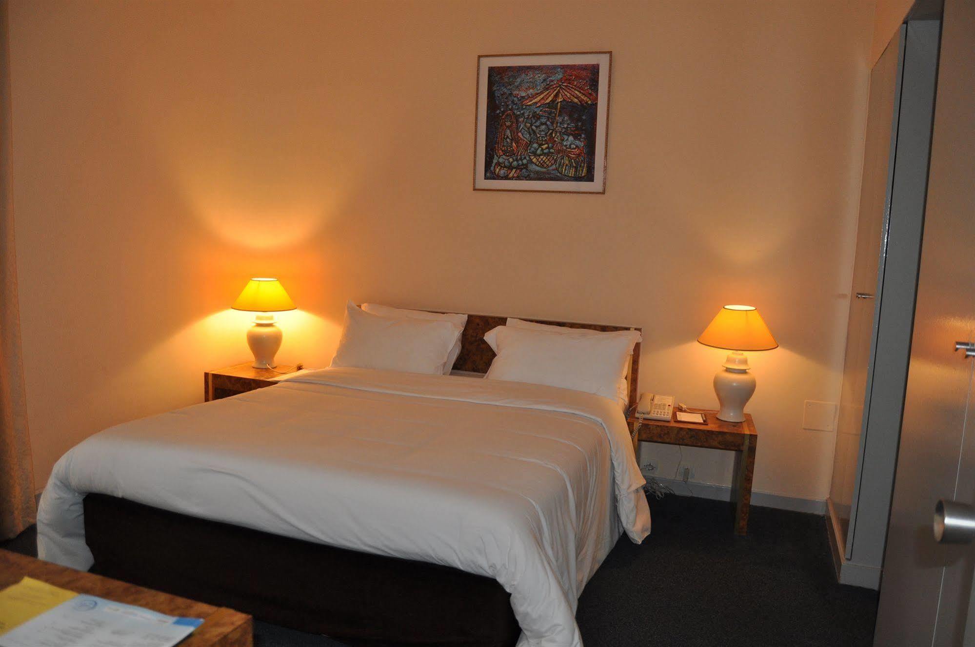 Hotel Mont Febe ยาอุนเด ภายนอก รูปภาพ
